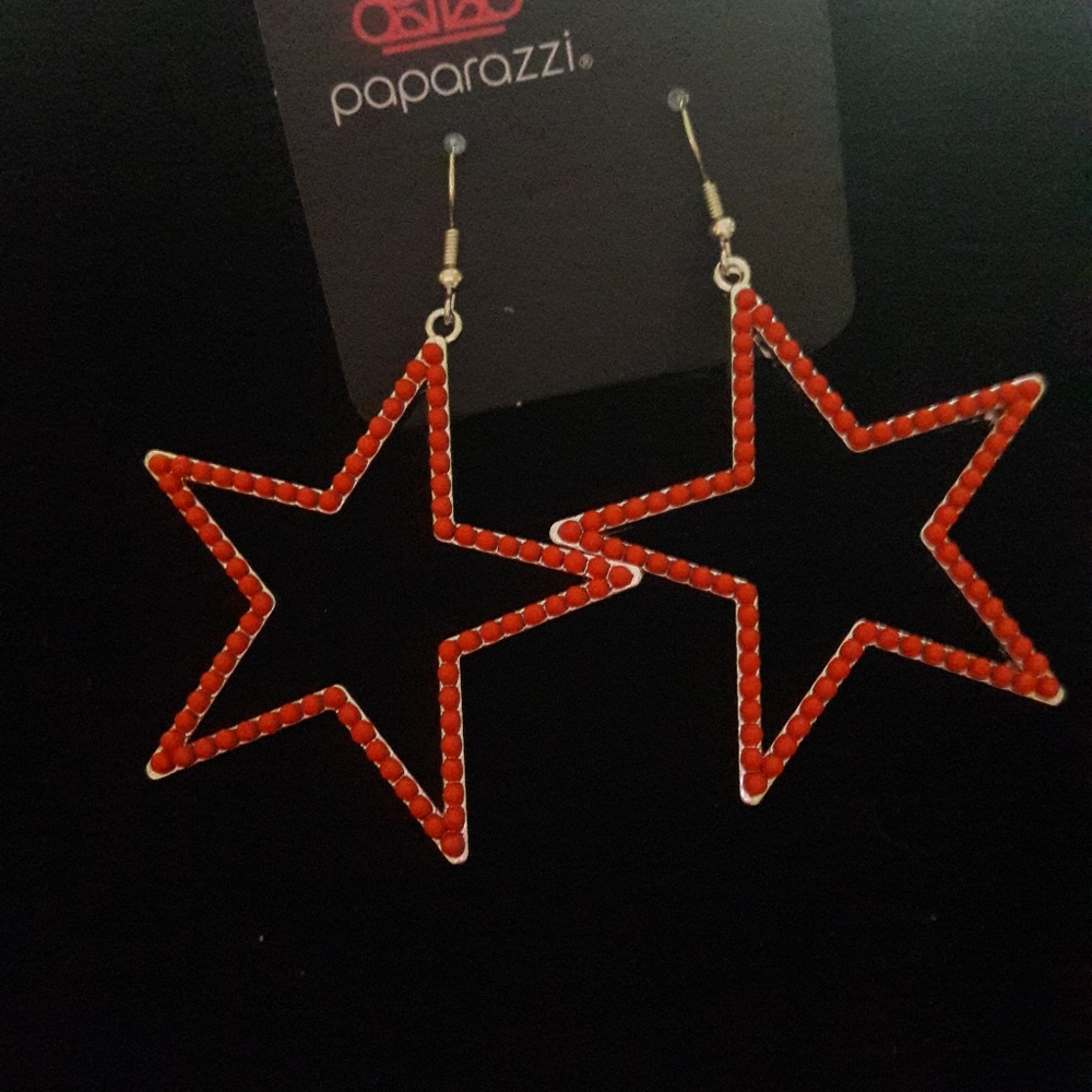 Your going to love this star earring brand new